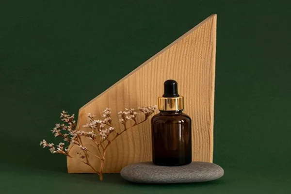 Sử dụng dầu tràm trà thường xuyên để mụn đá nhanh rụng